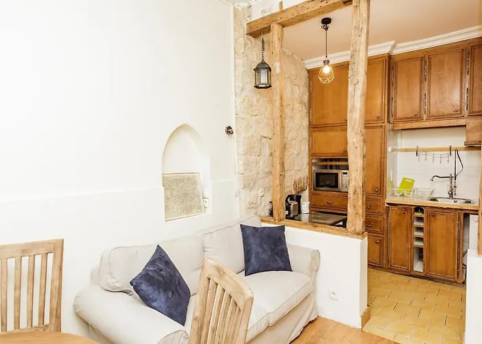 Charming Apartment With Terrace In Heart